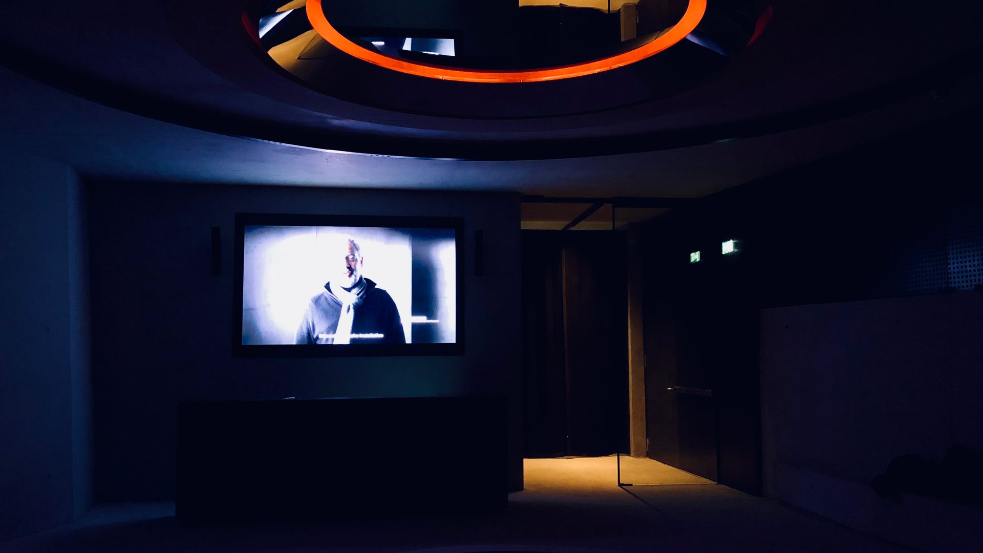 007 ELEMENTS - lobby